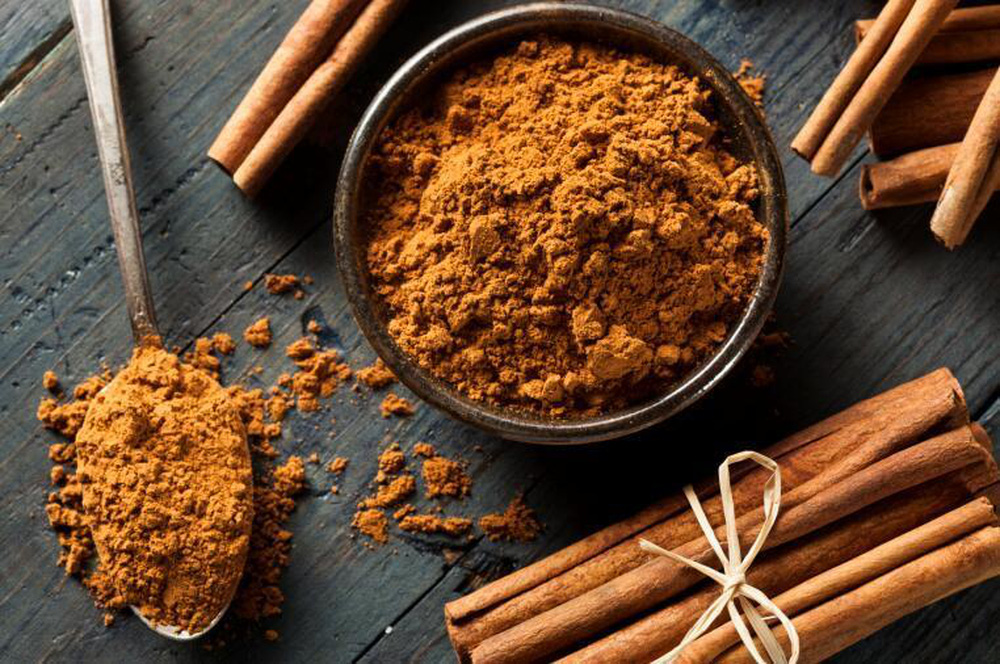 Trên thế giới, các nước trồng quế chủ yếu gồm Việt Nam, Trung Quốc, Indonesia, Madagascar và Sri Lanka.